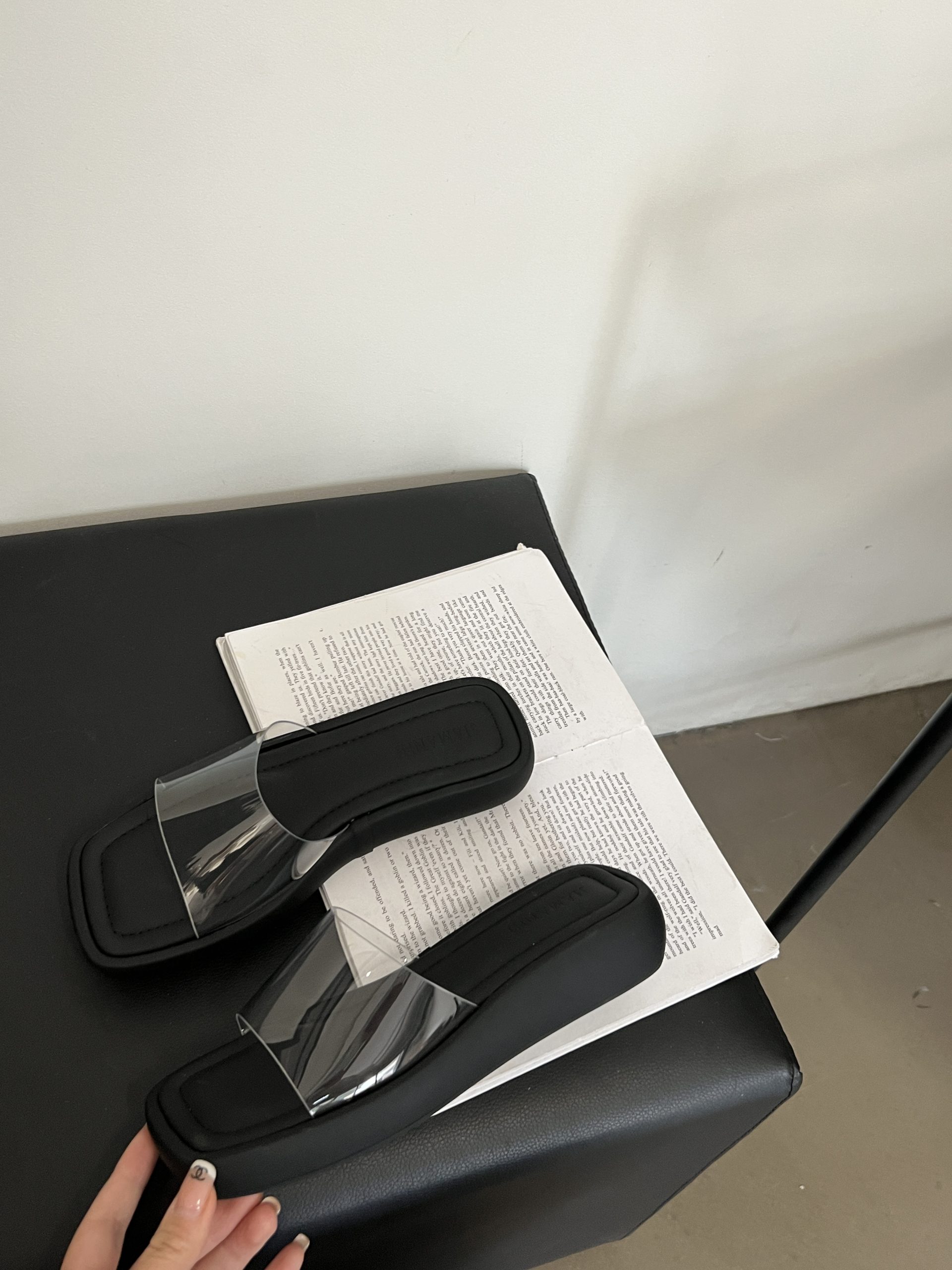 2026 New Korean Style One-Band Flat Transparent Fashion Slippers for Women